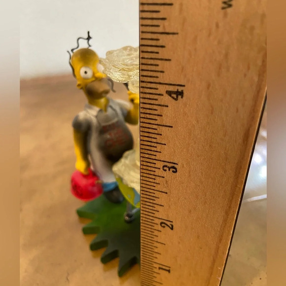 The Simpsons KISS THE CHEF at Home With Homer Collection Figurine - Picture 3 of 5